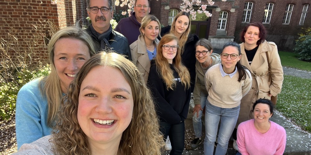 Haben selber Freude am Umgang mit dem Smartphone. Die Arbeitsgruppe Digitale Teilhabe beim Selfie-Shooting.