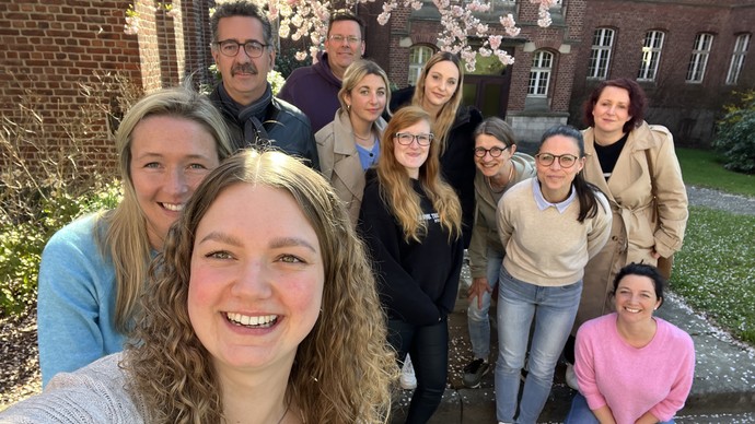 Haben selber Freude am Umgang mit dem Smartphone. Die Arbeitsgruppe Digitale Teilhabe beim Selfie-Shooting.