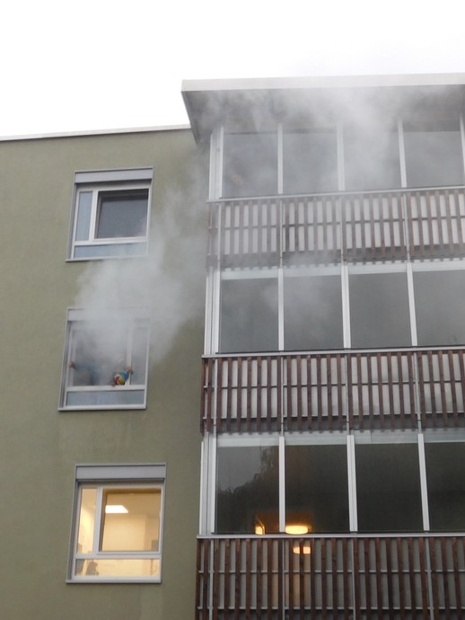 Rauch steigt auf. (vergrößerte Bildansicht wird geöffnet)