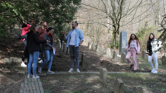 Die Studenten der technischen Hochschule OWL besichtigen den Friedhof an der Bredelarer Straße.