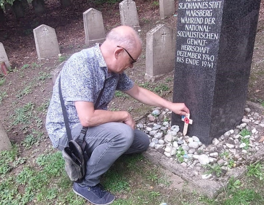 Zum Gedenken legt Großneffe Detlev ein Kreuz nieder.