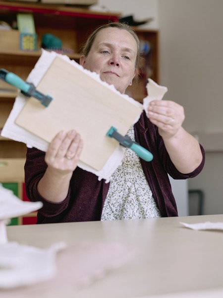 Papier wird zum Pressen vorbereitet.