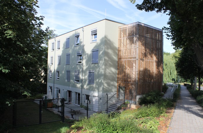 Das Wohnhaus befndet sich am Lindenhof in Büren