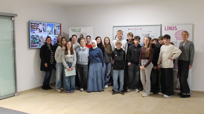 Schüler:innen erkunden Ausstellung im LWL-Klinikum Marsberg zum Coming-out im ländlichen Raum