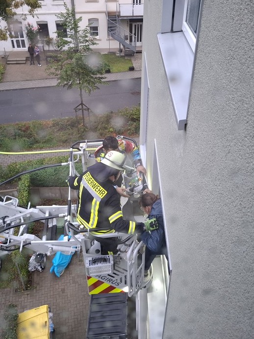 Bergung am Fenster. (vergrößerte Bildansicht wird geöffnet)