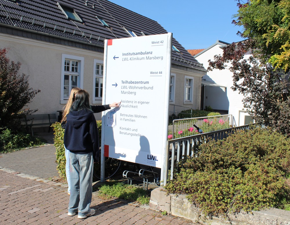 Schild vom neuen Teilhabezentrum